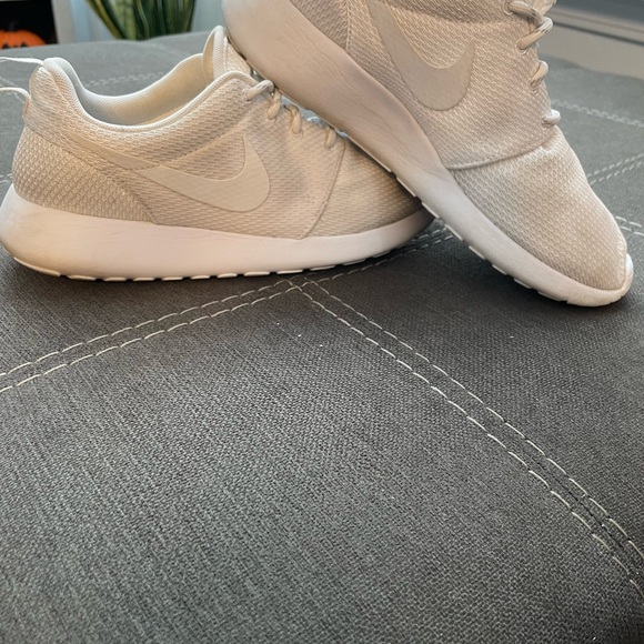 All White Roshe One - Picture 2 of 5